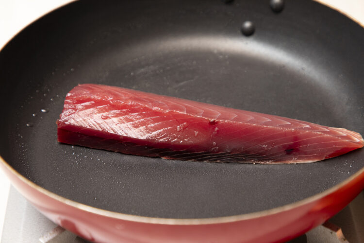 フライパンでかつおを焼く