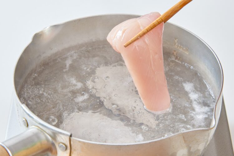 筋取りをしたささみを沸騰した湯で茹でる