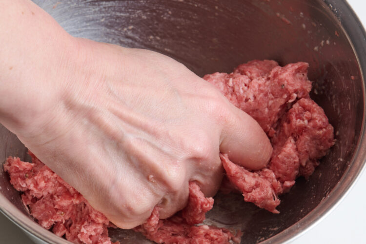ひき肉を練り混ぜる
