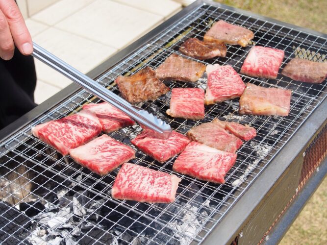 バーベキューで肉を焼くシーン
