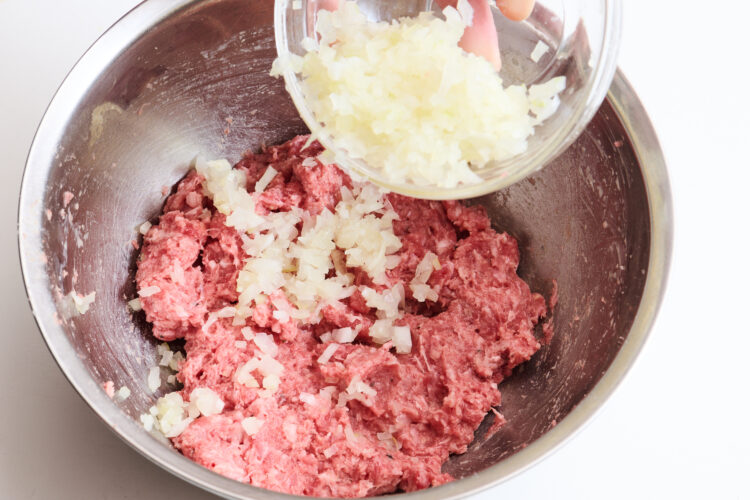 粗熱をとった玉ねぎを加える