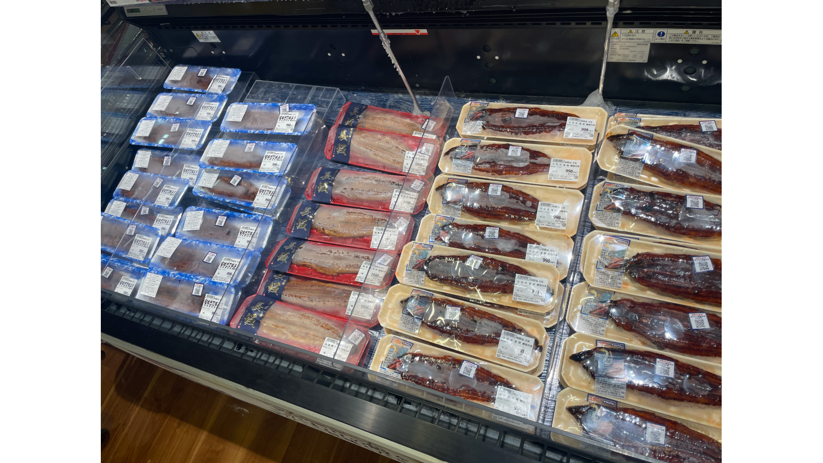 トライアルのウナギ売り場