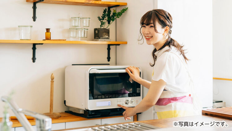 電子レンジを使う女性