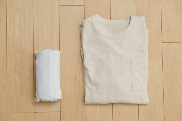 旅行などでかさばらないTシャツのたたみ方