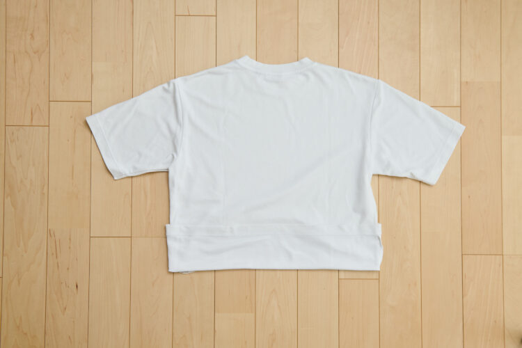 Tシャツの裾の部分を約10cm、外側に折り込む