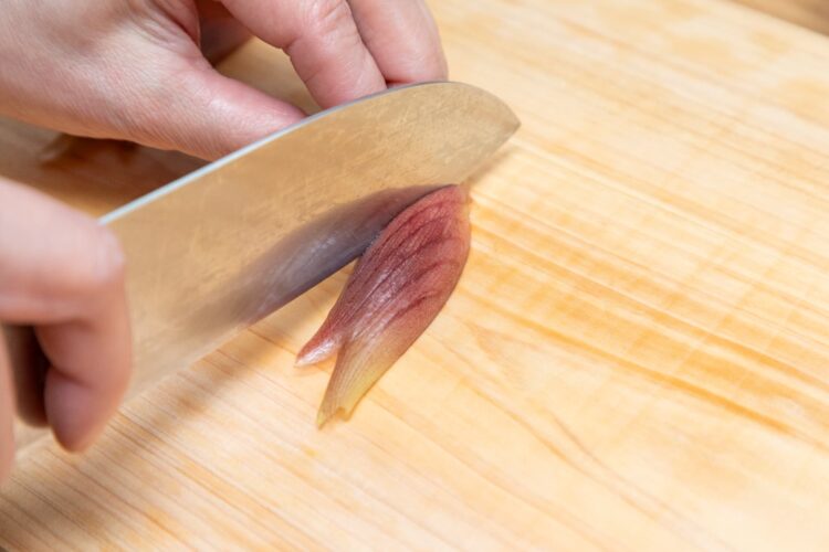ミョウガを縦に細かく切り込みを入れる