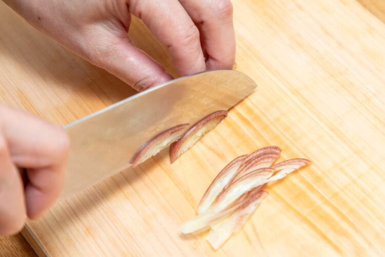斜め45度の角度でミョウガを一定の幅に切っていく