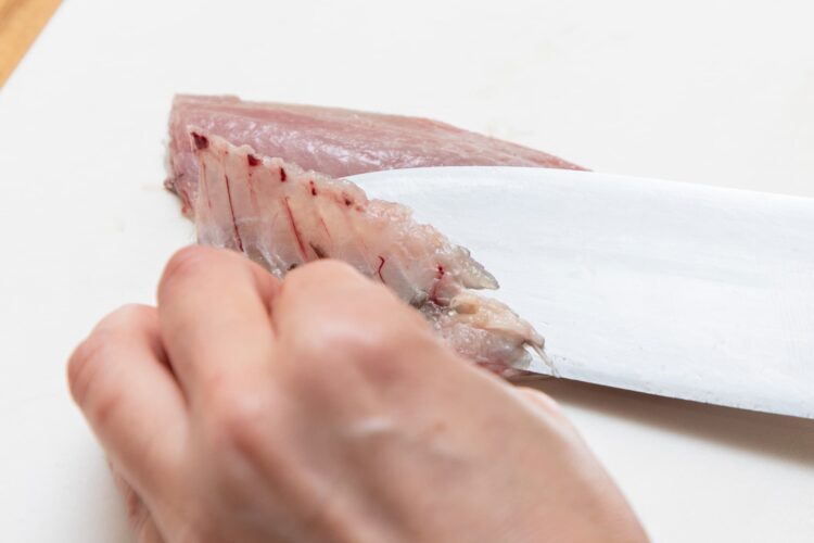 アジの身を薄くそぎ取る