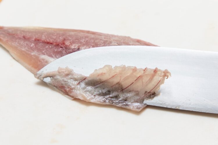 アジの身を薄くそぎ取る