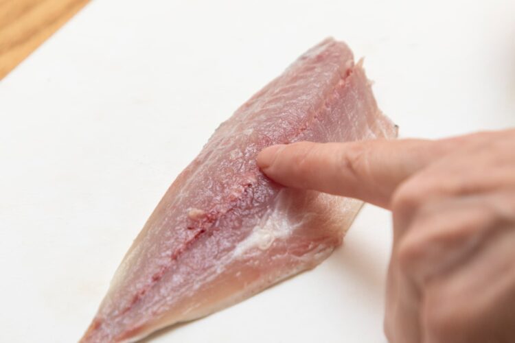 指で確認しながらアジの骨をすべて取り除く