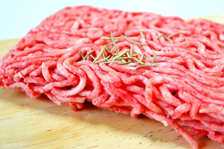 ハンバーグに適した部位の肉を厳選し、豚肉をベースに鶏肉と牛肉をバランス良く配合
