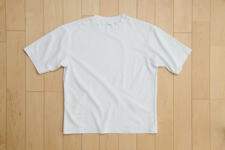 Tシャツのシワをしっかり伸ばす