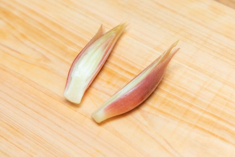ミョウガを縦半分に切る