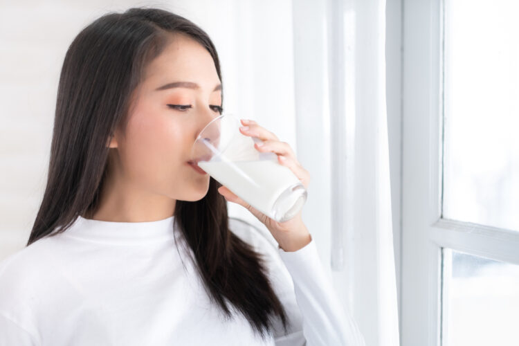 牛乳を飲む