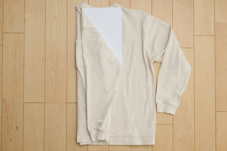 長袖Tシャツも同様に畳む