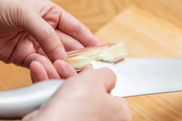 ミョウガの根元を最初にV字に切り取ると切りやすくなる