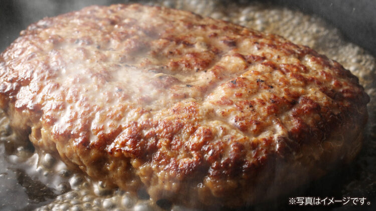 表面にこんがりとした焼き目をつけたハンバーグ