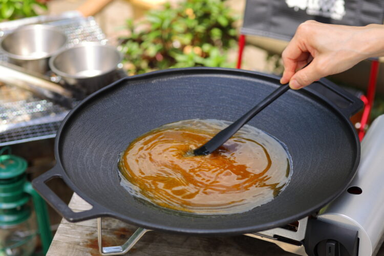グリドルパンに調味料を合わせる