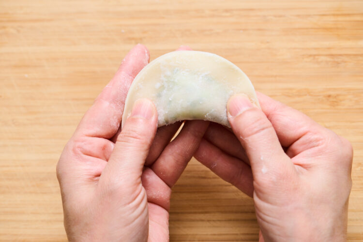 3.パタンと二つ折りにして、皮の縁を合わせてしっかり指で押さえる