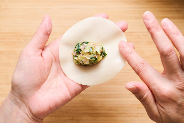 2.餃子の皮の縁に水をつける