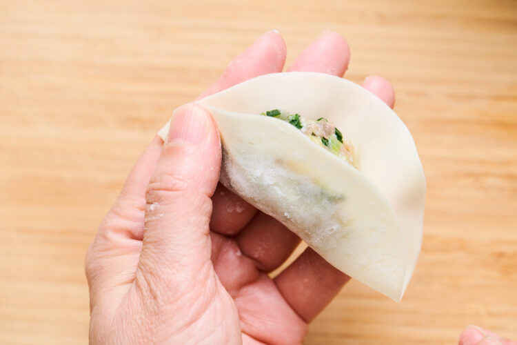 3.餃子の皮を折って押さえる