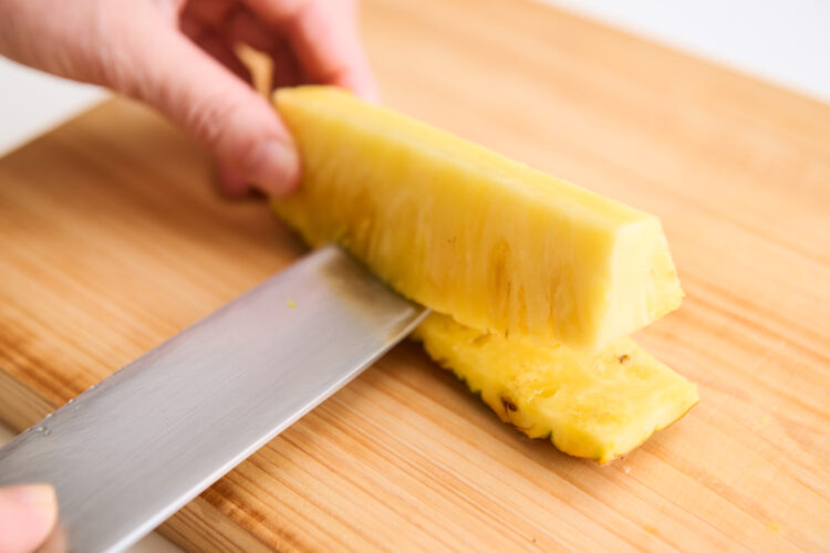 皮に沿って包丁を入れ、果肉を切り離す