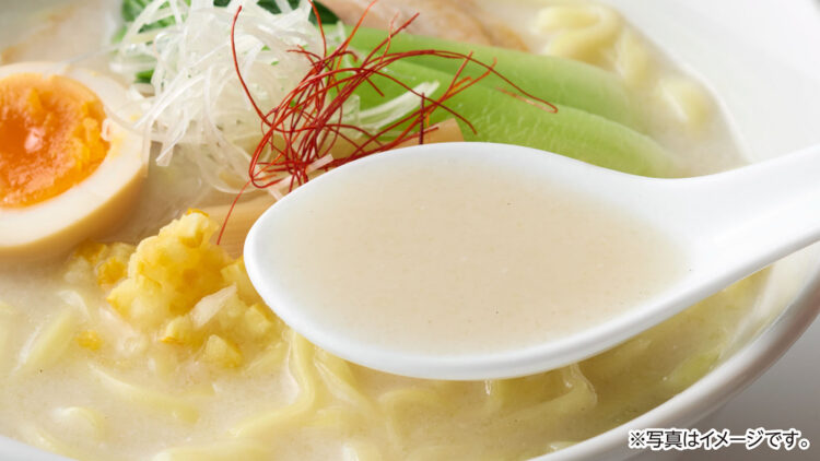 「岡部シェフこだわりの鶏白湯ラーメン」本体価格298円(税込321円)スープイメージ写真