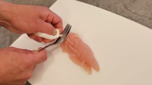 ささみの筋、取らなきゃダメ？フォーク1本で簡単きれいに取るコツ
